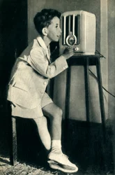 Król Faisal z Iraku słucha audycji przygotowanej na jego urodziny przez BBC, 1942 r.