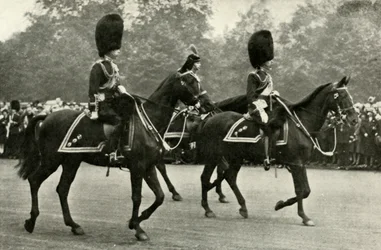 Król Jerzy na koniu ze zmarłym królem Jerzym V i księciem Walii, 1928., 1937.