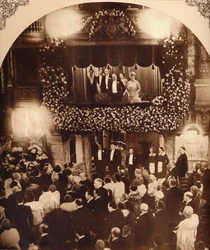 King George V i Queen Mary podczas Royal Command Variety Performance, lata 20. lub 30. 1935