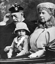 Król Jerzy V i królowa Maria z księżniczką Małgorzatą jadą do kościoła, Balmoral, ok. 1930