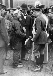 Król Jerzy V i królowa Mary z cieślą, Birkenhead, I wojna światowa, 1914-1918, c1920