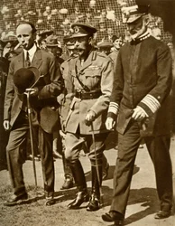 Król Jerzy V uczestniczy w meczu baseballowym na Stamford Bridge w Londynie, 1935.