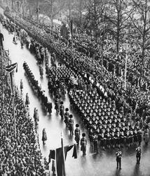 Kondukt pogrzebowy króla Jerzego V przechodzący wzdłuż Piccadilly, Londyn, 28 stycznia 1936 r