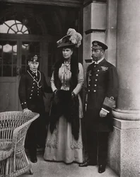 King George i Queen Mary z synem, księciem Edwardem, maj 1910.