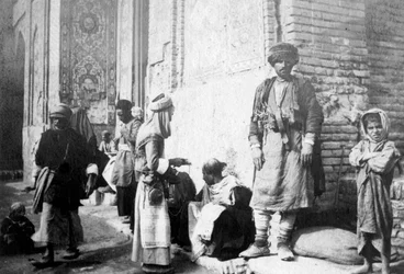Fryzjer kurdyjski, przed meczetem Kazimain, Irak, 1917-1919