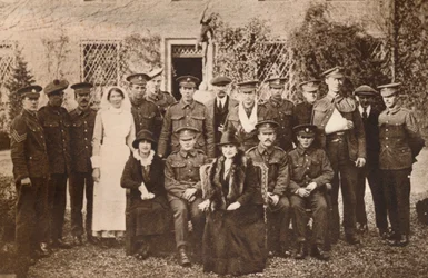 Lady Elżbieta z hrabiną Strathmore i rannymi żołnierzami, którzy wracali do zdrowia, 1916