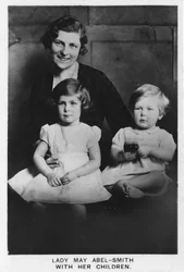 Lady May Abel-Smith z dziećmi, 1937