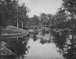 Jezioro na terenie Domu Żołnierzy, Milwaukee, c1897.
