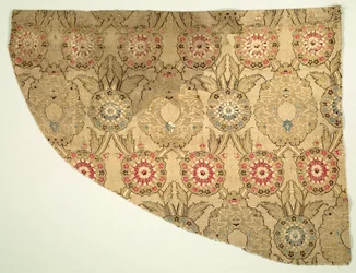 Lampy z podwójnym ostrołukowym kwiatowym wzorem na kraciastej ziemi, 1550-1575.