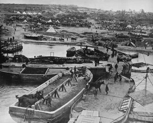 Lądowanie na plaży w Sedd el Bahr, gdy wojska brytyjskie przybyły na półwysep, 1915 r.