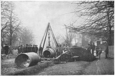 Układanie dużego wodociągu przez Southwark and Vauxhall Water Company, Londyn, ok. 1902 r. 1903