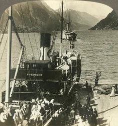 Opuszczam Odde na wycieczkę w dół malowniczego, otoczonego górami Sorfjord, Norwegia, ok. 1905.