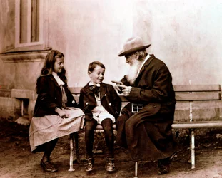 Lew Tołstoj, rosyjski pisarz, filozof i mistyk, opowiadający wnukom historię, ok. 1890-1910