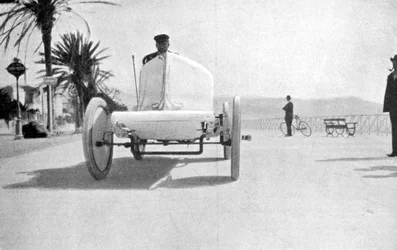 Leon Serpollet w swoim wagonie parowym Gardner-Serpollet, Nicea, 1903