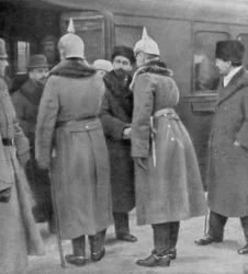 Leon Trocki przybywający na negocjacje pokojowe z Niemcami, Brześć Litewski, 7 stycznia 1918
