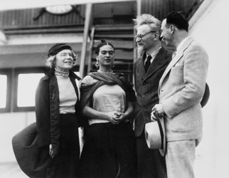 Lew Trocki z żoną Natalią Sedową i meksykańską artystką Fridą Kahlo, 1937