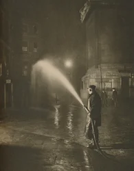 Nocne sprzątanie Londynu: scena u podstawy pomnika, c1935.