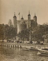 Najstarsze i najnowsze budynki publiczne w Londynie z Tower Bridge, c1935.