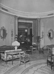 Patrząc z owalnego pokoju palmowego na główną jadalnię, Roosevelt Hotel, Nowy Jork, 1924