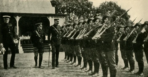 Lord Kitchener recenzujący australijskich kadetów, I wojna światowa, ok. 1914, ok. 1920.