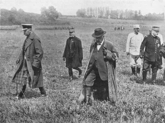 Wizyta Lorda Kitchenera na froncie: Lord Kitcheneer, M. Millerand i generał Joffre odchodzą na koniec
