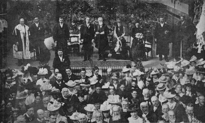 Lord Strathcona otwiera wolny bazar kościelny w swoim rodzinnym mieście Forres, 1900