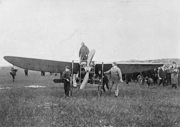 Louis Blériot przed pierwszym udanym lotem przez kanał La Manche, 1909