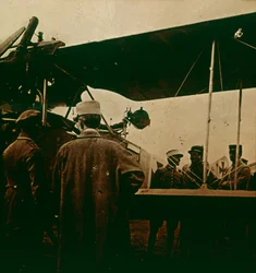 Karabin maszynowy zamontowany na dwupłatowcu, wydech do góry, c1914-c1918