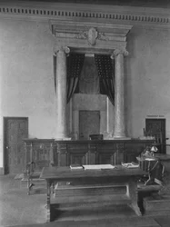 Biurko sędziego w sali sądowej trzeciego sądu okręgowego w Nowym Jorku, 1924 r.