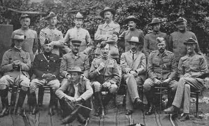 Generał dywizji Baden-Powell i główni ludzie, którzy pomogli mu w obronie Mafeking, 1900.