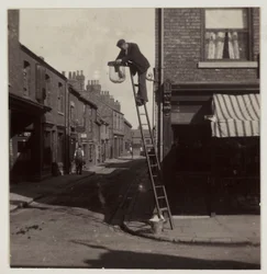 Mężczyzna czyści latarnię gazową, ok. 1905