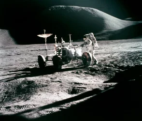 Załogowy lot kosmiczny, USA, astronauta Apollo 15 Apollo 15 James Irwin z łazikiem księżycowym