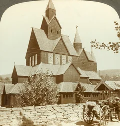 Wielospadowy drewniany kościół z arkadami z XII wieku i wieżyczkami, Hitterdal, Norwegia, ok. 1905.