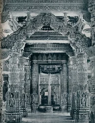 Marmurowa rzeźba przy wejściu do świątyni Jain w Dilwara, Mount Abu, c1100.