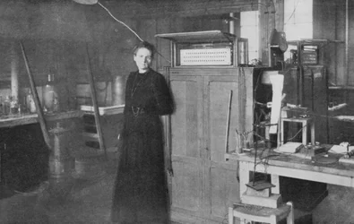 Marie Curie, urodzona w Polsce, francuska fizyka, w swoim laboratorium, 1912