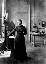 Marie Curie, urodzona w Polsce francuska fizyka w swoim laboratorium, 1912