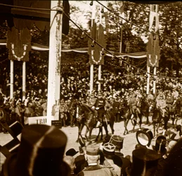 Marszałek Ferdinand Foch i generał Joseph Joffre podczas parady zwycięstwa, Paryż, Francja, 1918