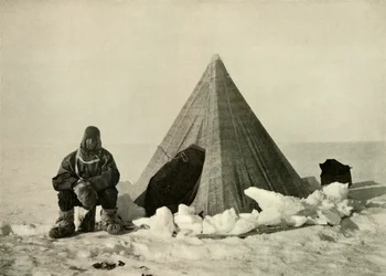 Marshall na zewnątrz namiotu, w obozie, c1908, 1909.