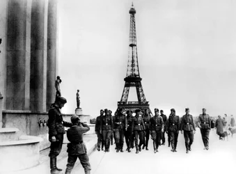 Członkowie SS zwiedzający Wieżę Eiffla, Paryż, lipiec 1940