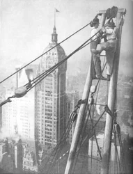 Mężczyźni, których nerw przewyższa nerw alpinisty na przepaści, ok. 1935 r