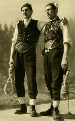 Mężczyźni w tradycyjnych strojach, Mühlviertel, Górna Austria, ok. 1935.