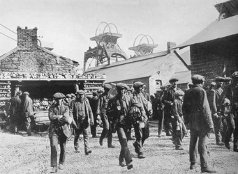 Górnicy opuszczają kopalnię po wygaśnięciu ich zawiadomień o strajku, 1915