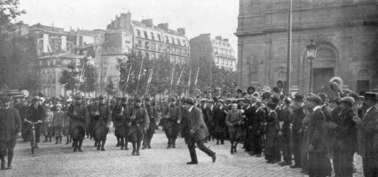 Zmobilizowane wojska francuskie maszerujące w Paryżu, Francja, sierpień 1914