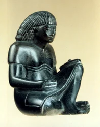 Model siedzącego skryby, starożytny Egipcjanin, XVIII dynastia, 1550-1293 pne