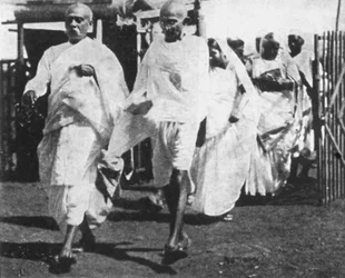Mohandas Gandhi, indyjski przywódca nacjonalistyczny, w drodze na kongres, 1932