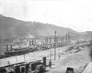 Monongahela Wharf, Pittsburgh, Pensylwania, USA, ok. 1900.