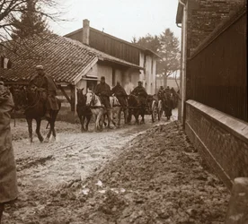 Konni żołnierze francuscy z artylerią, c1914-c1918
