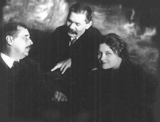 Moura Budberg z Herbertem Georgem Wellsem i Maximem Gorkim w Piotrogrodzie, 1920