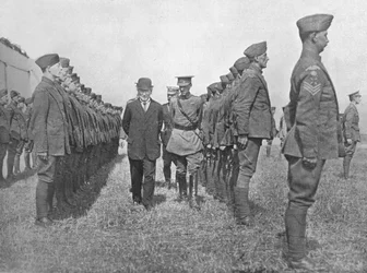 Pan Asquith podczas inspekcji Królewskiego Korpusu Lotniczego, 1915