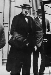 Pan Churchill udał się na Konferencję Pokojową w Paryżu, 1919, 1945
